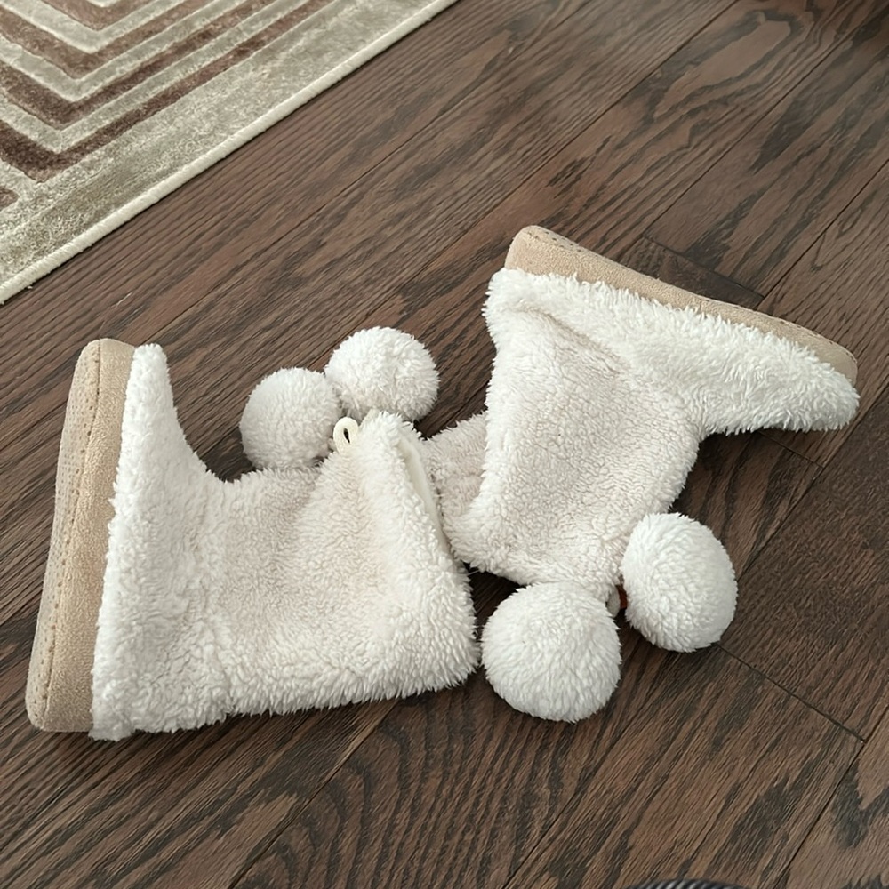 Gymboree slippers size 9-10 very soft